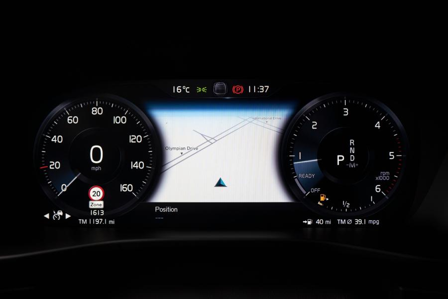 Панель приборов Volvo XC40 T3 Momentum 2018 года  (UK) (фото 2 из 40)